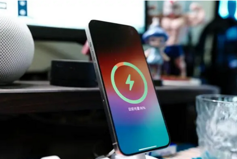 大余苹果15换屏服务分享用什么充电器给iPhone15充电更好 